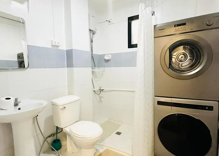 Yellow Townhouse Near It Park With Wifi And Washer Cebu