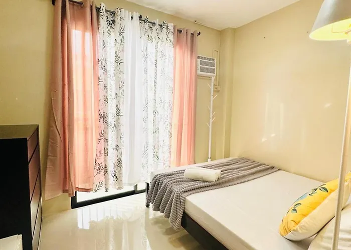 Yellow Townhouse Near It Park With Wifi And Washer